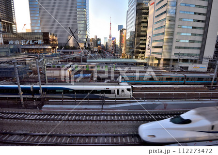 浜松町駅デッキから見える新幹線と東京タワー 112273472