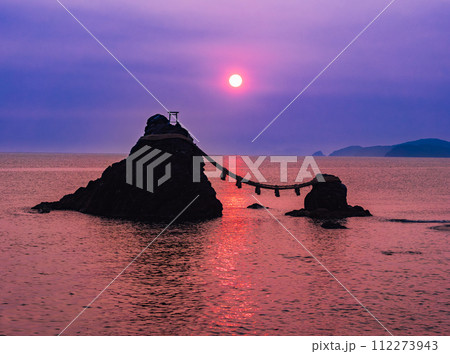 伊勢　二見浦の日の出 112273943