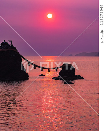 伊勢　二見浦の日の出 112273944