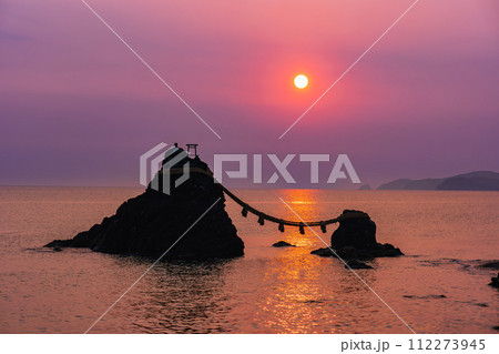 伊勢　二見浦の日の出 112273945