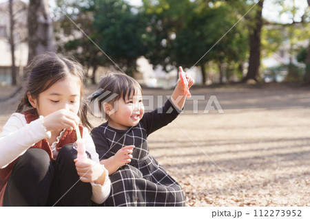 シャボン玉で遊ぶ女の子達 112273952