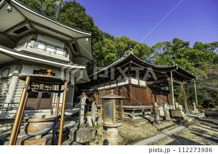 四国八十八箇所69番　観音寺　薬師堂と心経殿　香川県観音寺市 112273986