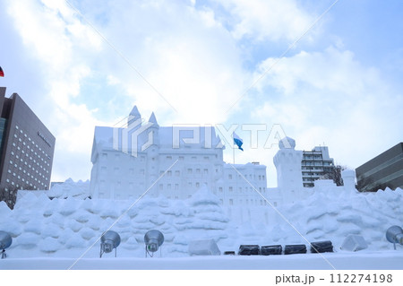 ノイシュバンシュタイン城の巨大雪像 112274198