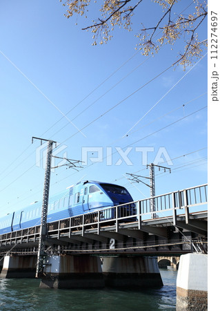 青空と多々良川橋梁と交流特急形・車両形式883系とハゼの実 112274697