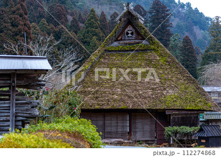 Traditional thatched roof houses of Miyama village in Kyoto Prefecture in Japan, made using kayabuki grass roofing technique 112274868