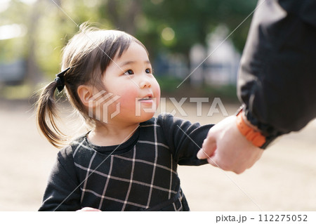 公園で遊ぶ女の子 112275052