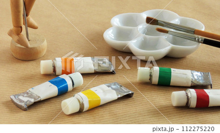 カラフルな絵の具と絵画の画材 112275220