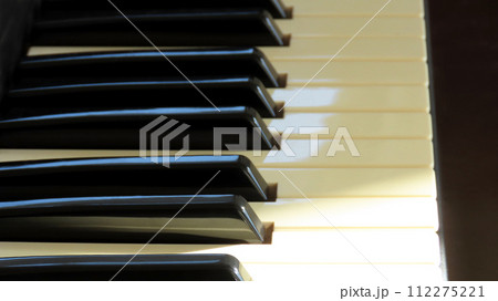 学校のピアノの鍵盤 音楽教室イメージの楽器素材 112275221
