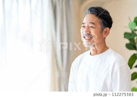 窓際に立つミドル男性。 112275383
