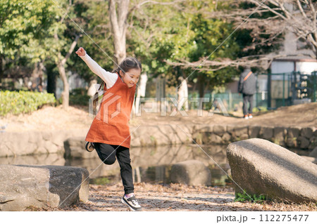公園で遊ぶ女の子 112275477