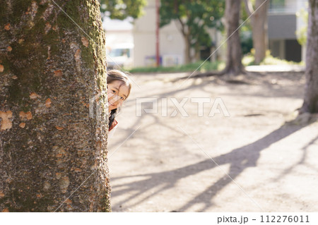 大きな木に隠れる女の子 112276011