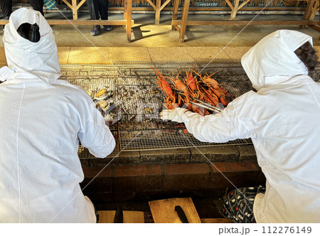 海女小屋で新鮮な伊勢海老や貝を炭火焼きにする海女さん 三重県日本 112276149