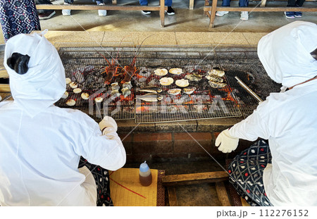 海女小屋で新鮮な伊勢海老をや貝、魚を炭火焼きにする海女さん 三重県日本 海女小屋で新鮮な伊勢海老をや貝、魚を炭火焼きにする海女さん 三重県日本 112276152