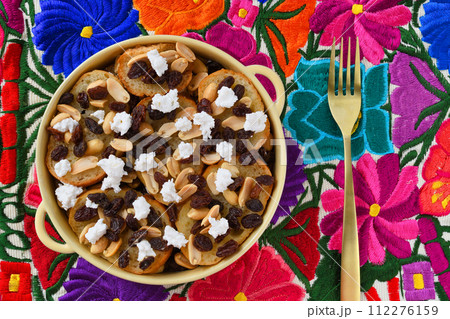 四旬節に食べるメキシコの伝統的なデザート カピロターダ 四旬節に食べるメキシコの伝統的なデザート カピロターダ 112276159