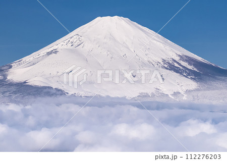 《静岡県》富士山と雪景色の大雲海・乙女峠の眺望 112276203
