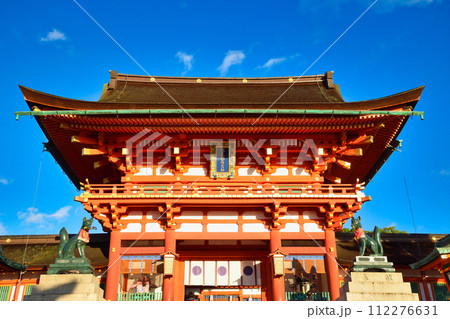 京都 伏見稲荷大社 美しい楼門と狛狐 京都 伏見稲荷大社 美しい楼門と狛狐 112276631