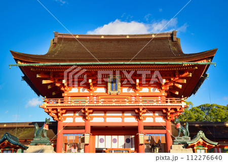 京都 伏見稲荷大社 美しい楼門と狛狐 112276640