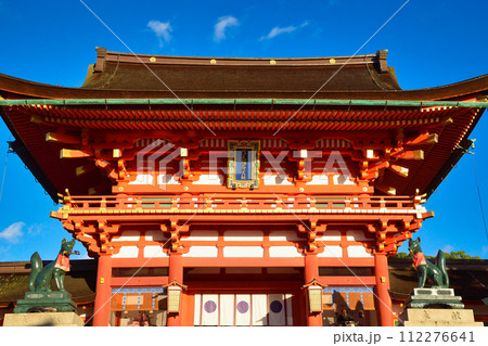 京都 伏見稲荷大社 美しい楼門と狛狐 京都 伏見稲荷大社 美しい楼門と狛狐 112276641