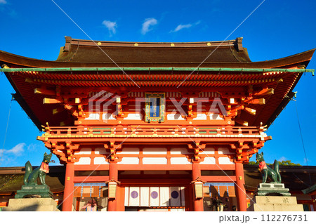 京都 伏見稲荷大社 美しい楼門と狛狐 京都 伏見稲荷大社 美しい楼門と狛狐 112276731