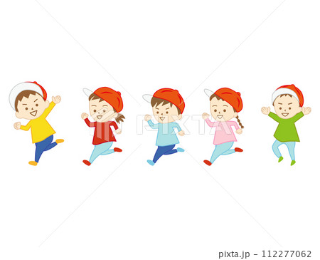 公園で走って遊ぶ、男の子と女の子の小さな子供たち(背景なし) 112277062