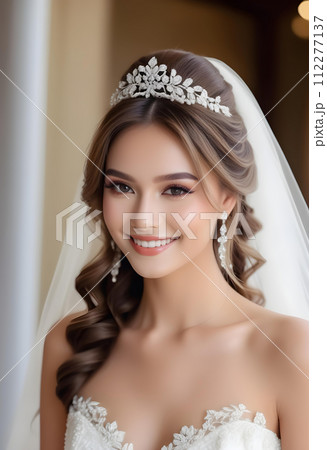 エレガントなウェディングドレスを着て綺麗な髪型と化粧をした美しい幸せな笑顔の美しい花嫁モデルの女性　 112277137