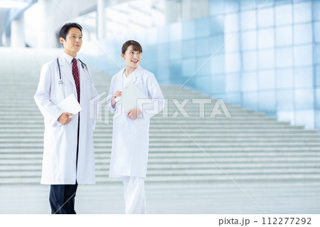大学病院の男性医師と女性医師 大学病院の男性医師と女性医師 112277292
