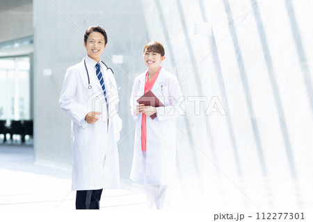 病院の男性医師と女性医師 112277301