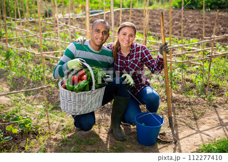 Happy couple with harvest of vegetables 112277410