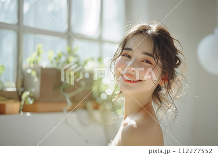女性の美容イメージ（スキンケア・ボディケア・エステサロン） 112277552