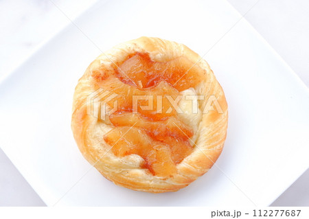 りんご煮をたっぷり使ったおいしそうな「りんごデニッシュ」 りんご煮をたっぷり使ったおいしそうな「りんごデニッシュ」 112277687