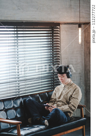 男性　ライフスタイル　リラックス　スマホ 112277722