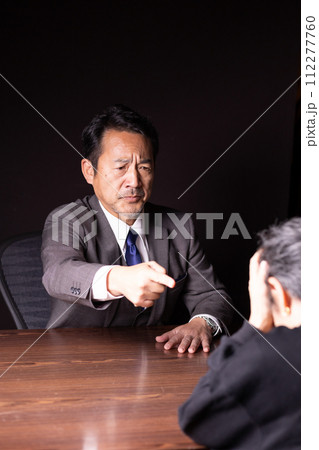 男性 怒る 怒鳴る 男性 怒る 怒鳴る 112277760