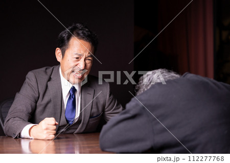 男性 怒る 怒鳴る 男性 怒る 怒鳴る 112277768