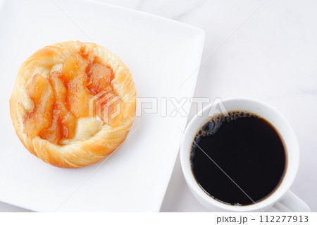 りんご煮をたっぷり使ったおいしそうな「りんごデニッシュ」と淹れたてのコーヒーでコーヒーブレイク 112277913