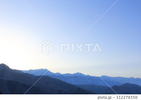 3月の冠雪の北アルプス　　　信州の山々　　信州の風景　　信州の自然 112278350