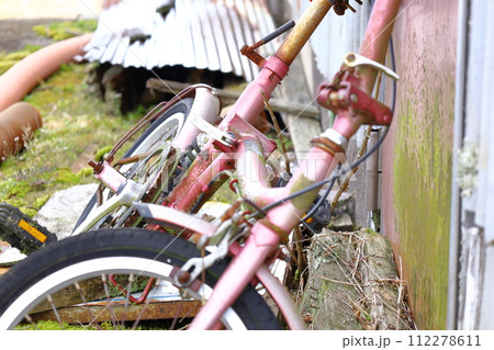 放置された子供用自転車 112278611