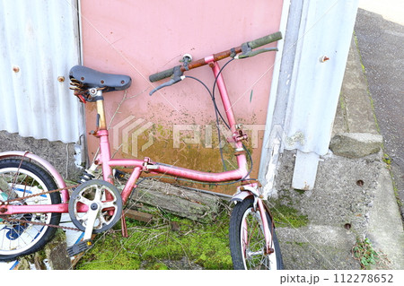 放置された子供用自転車 112278652