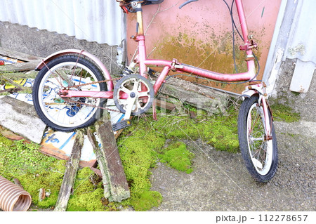 放置された子供用自転車 112278657