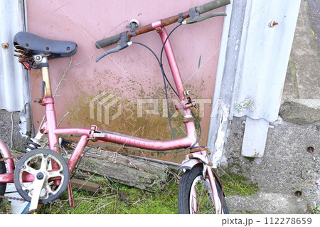 放置された子供用自転車 112278659