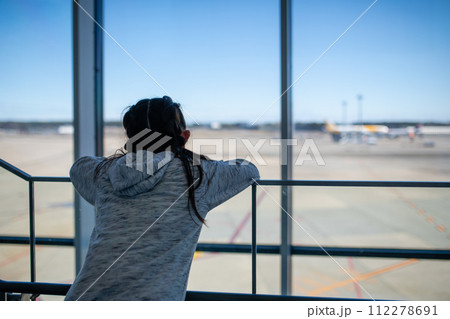 空港で窓の外を眺める子供 112278691