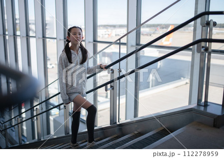 空港で階段を上る女の子 空港で階段を上る女の子 112278959