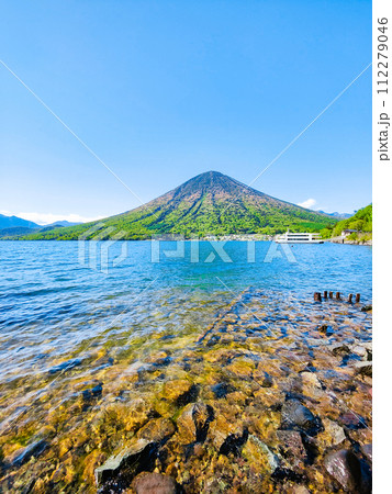 中禅寺湖と男体山（5月） 112279046