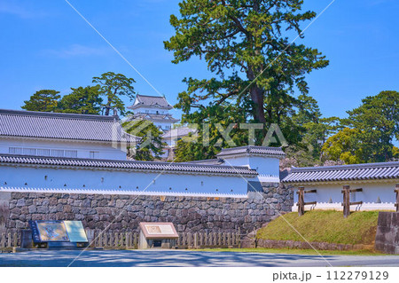 桜咲く神奈川県小田原市の小田原城の馬屋曲輪付近から銅門越しに小田原城天守閣方面 桜咲く神奈川県小田原市の小田原城の馬屋曲輪付近から銅門越しに小田原城天守閣方面 112279129