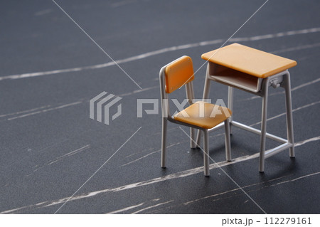 学校の机と椅子のある風景 学校の机と椅子のある風景 112279161
