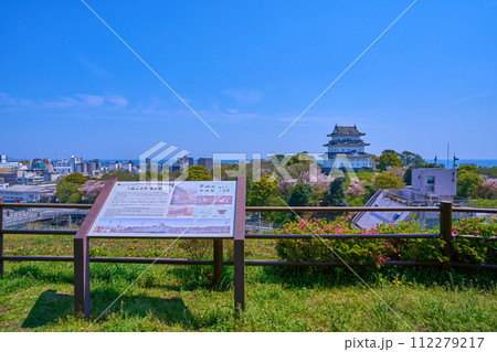春の神奈川県小田原市の小田原城を八幡山古郭東曲輪跡から説明書き越しに見る 112279217