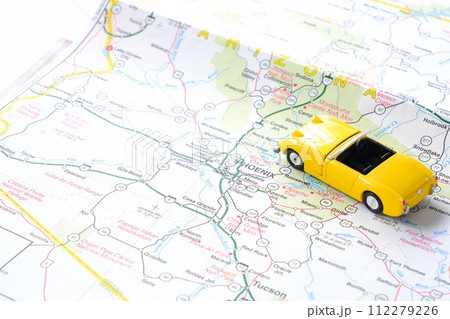 黄色の二人乗りのオープンカーで気ままなドライブ旅行に出るイメージ画像 112279226