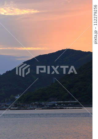 夕暮れの海辺をゆっくり走行する列車 夕暮れの海辺をゆっくり走行する列車 112279256