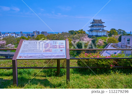 春の神奈川県小田原市の小田原城を八幡山古郭東曲輪跡から説明書き越しに見る 112279296