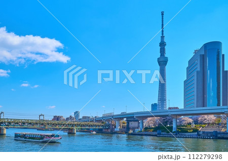 春の東京都台東区花川戸の隅田公園から隅田川越しに桜咲く墨田区吾妻橋1丁目方面を見る 112279298