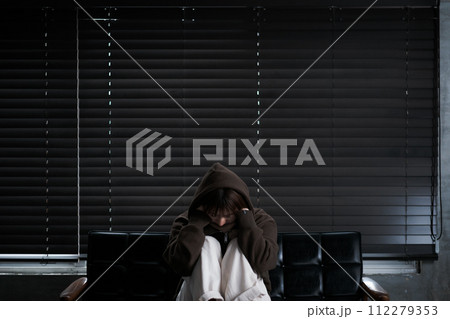 暗い部屋で落ち込んでいる女性 112279353